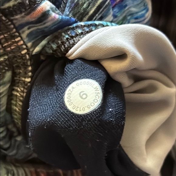 Lululemon sz 6 Wunder Train High-Rise Tight 25"
Digital Oasis White Multi VGUC - Picture 13 of 14